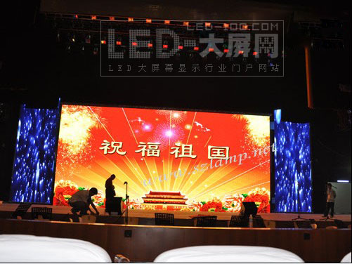 藍(lán)普打造國內(nèi)首個自由升降高度達(dá)18.5米顯示屏