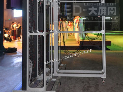 藍(lán)普打造國內(nèi)首個自由升降高度達(dá)18.5米顯示屏